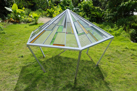 ステンドグラスで作られた瞑想スペース "六緑庵"