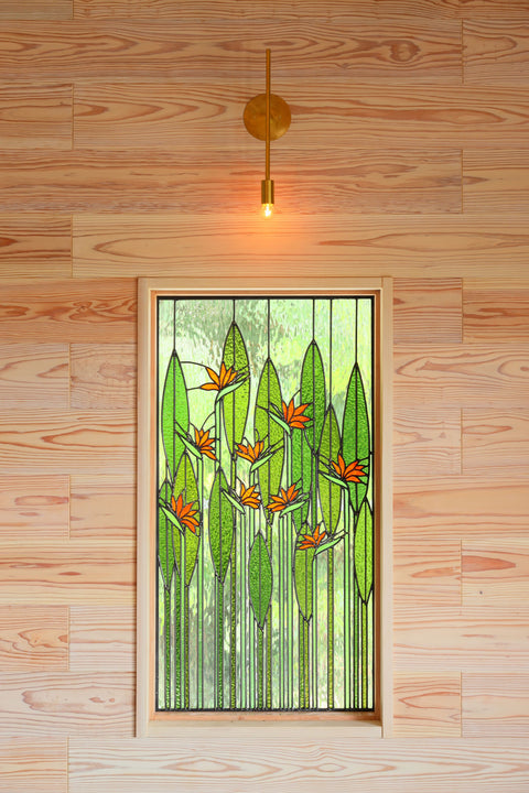 リビングの壁面に組み込まれたステンドグラス“極楽鳥花”